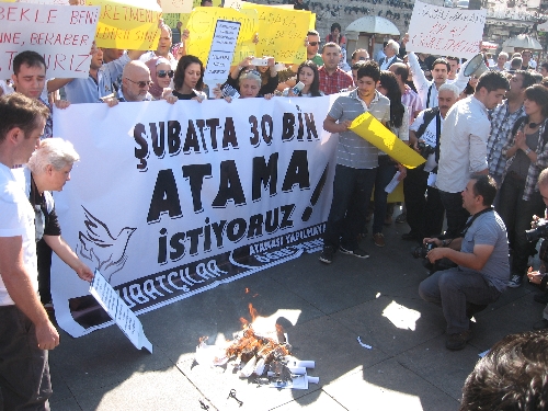 Öğretmen adayları diploma yaktı