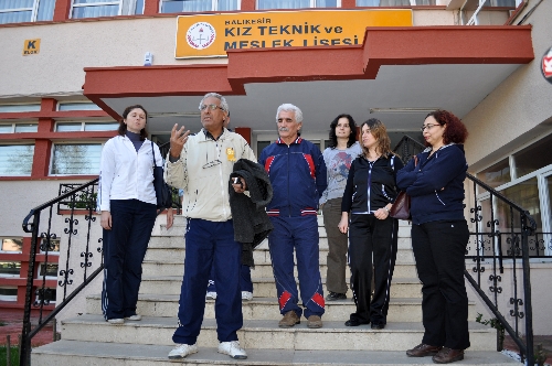 Öğretmenler kıyafet uygulamasını protesto için derslere eşofmanla girdi