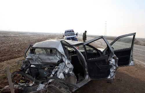 Öğretmenlerin otomobiline kamyon çarptı.: 1'i ağır 3 yaralı