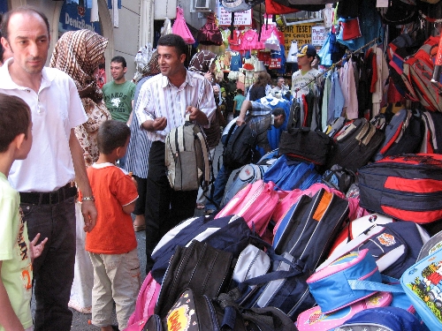Okul alışverişi Mahmutpaşa esnafının yüzünü güldürmedi