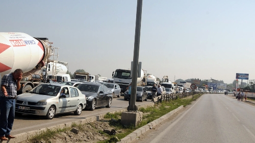 Okul için yol kestiler