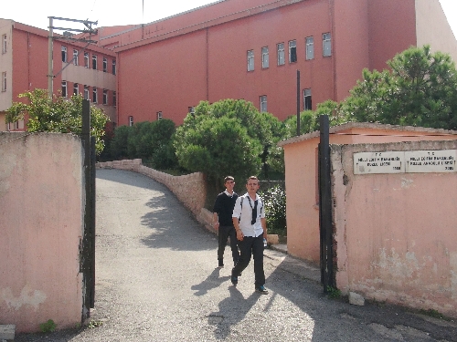 Okul önündeki kavgada 1 öğrenci başından yaralandı