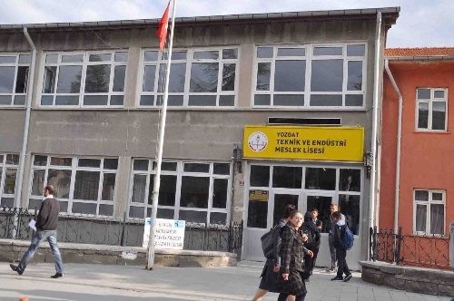 Okuldan atılan öğrenci, bıçakla öğretmenlere saldırdı