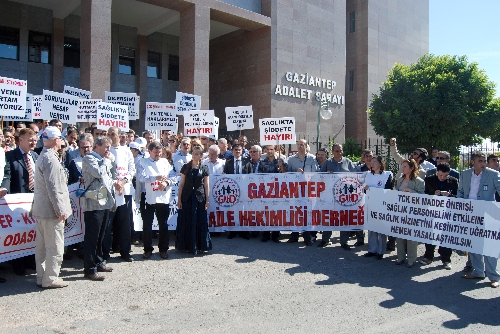 Öldürülen Dr. Arslan'ın davası başladı, aile zanlı için yaş tahsisi isteyecek