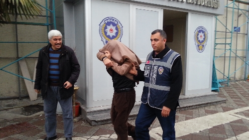 Ölen yakın için 'hayır' parası dağıtacağını söyleyerek 3 kişiyi dolandırdı
