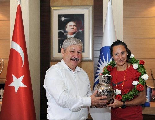 Olimpiyat şampiyonu Alptekin'in adı Antalya'da bir caddeye verilecek