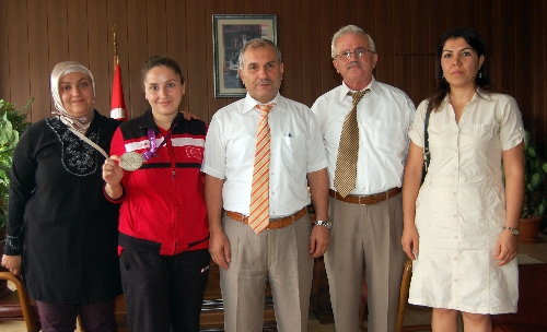 Olimpiyat şampiyonu öğrenci Milli Eğitim Müdürünü ziyaret etti