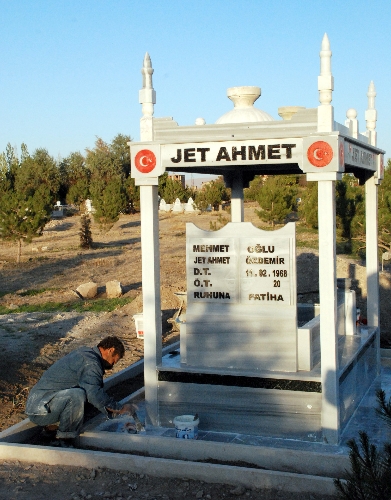 Ölmeden mezarını yaptırdı, içerisine yorgan yastık yerleştirdi