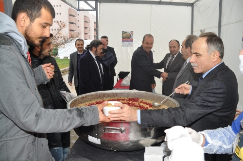 OMÜ'de 10 bin kişiye aşure dağıtıldı