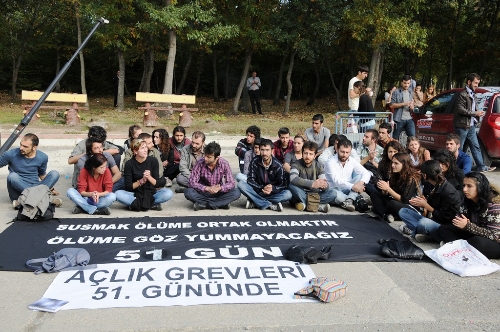 OMÜ'de açlık grevine destek için oturma eylemi