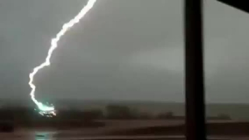 Önüne düşen yıldırımı böyle görüntüledi