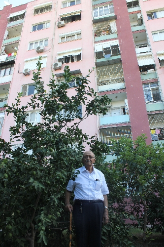 Orman sevgisiyle apartman çevresini de mezar yerini de ağaçlandırdı