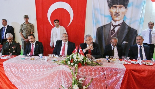 Osmaniyeliler Cumhuriyet Meydanı'nda bayramlaştı