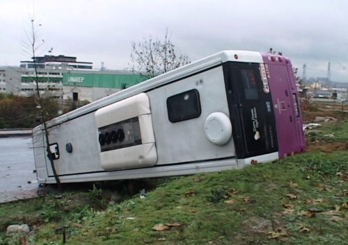 Otobüs yoldan çıktı: 6 yaralı