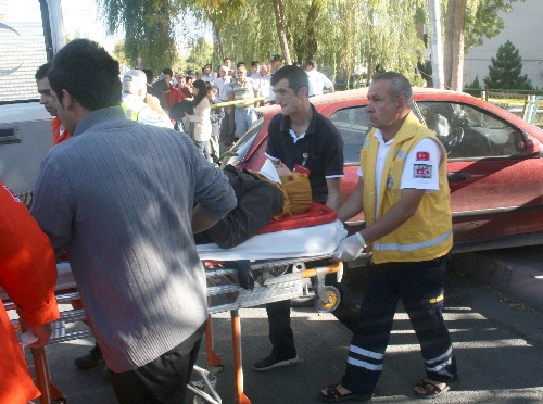 Otomobil durakta bekleyen öğrencilerin arasına daldı: 14 yaralı