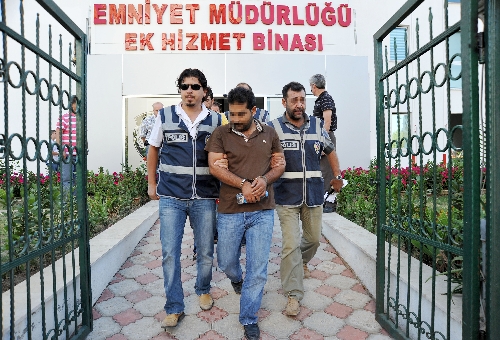 Otomobil hırsızlığı çetesine operasyon: 1'i kadın 6 gözaltı
