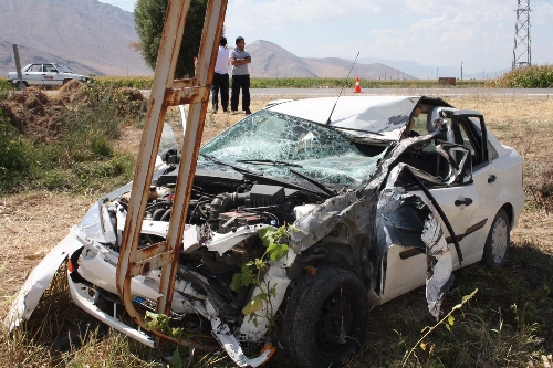 Otomobil ile çarpışan kamyonet ters döndü: 6 yaralı