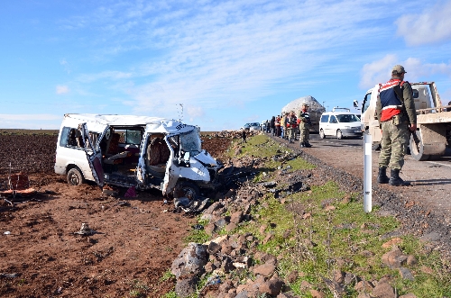Otomobil, minibüsle çarpıştı: 2 ölü, 10 yaralı