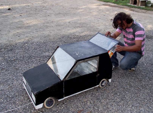 Otomobilde çıkan yangını kendi kedine söndüren sistem geliştirdi
