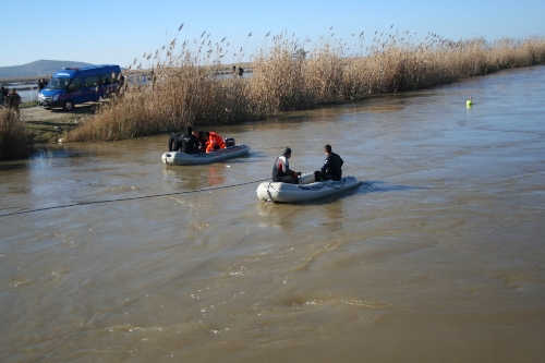 Otomobille Menderes Nehri'ne düşen aile aranıyor