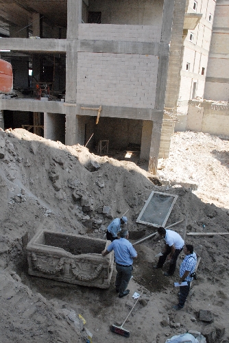 Otopark kazısı sırasında lahit çıktı