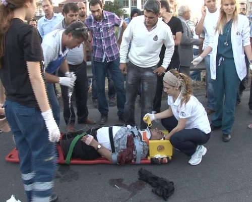 Otoyoldan karşıya geçmeye çalışan yaşlı adam ağır yaralandı (Özel)