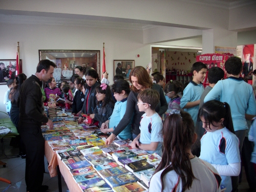 Özel Gökkuşağı Koleji öğrencilerinin kumbaraları kitap oldu