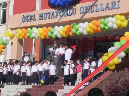 Özel Mutafoğlu İlkokulu, yeni eğitim dönemine törenle başladı