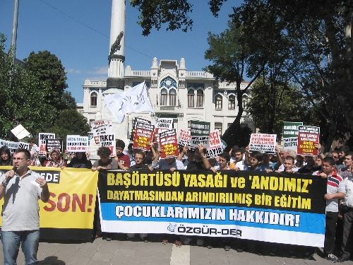 Özgür-Der'den ant ve başörtüsü protestosu