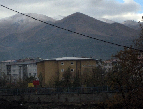 Palandöken'e mevsimin ilk karı düştü