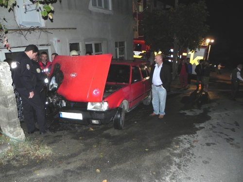 Park halindeki otomobil alev aldı