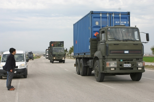 Patriot savunma sistemine ait parçaları taşıyan TIR'lar İncirlik Üssü'nde