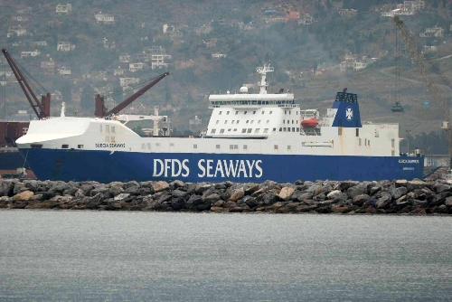 Patriotları taşıyan Danimarka bandralı gemi İskenderun Limanı'na demir attı