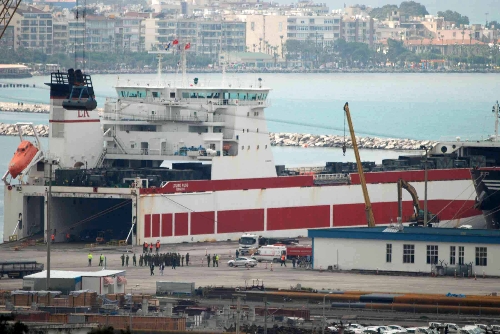 Patriotları taşıyan Loise Russ adlı gemi, ana iskelede yükünü boşaltıyor