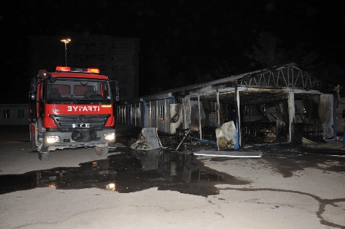 PKK yandaşları, depremzedelerin eğitim gördüğü konteyner sınıfları yaktı