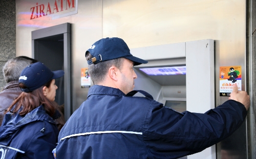 Polis dolandırıcılara karşı ATM'lere uyarı çıkartmaları yapıştırdı