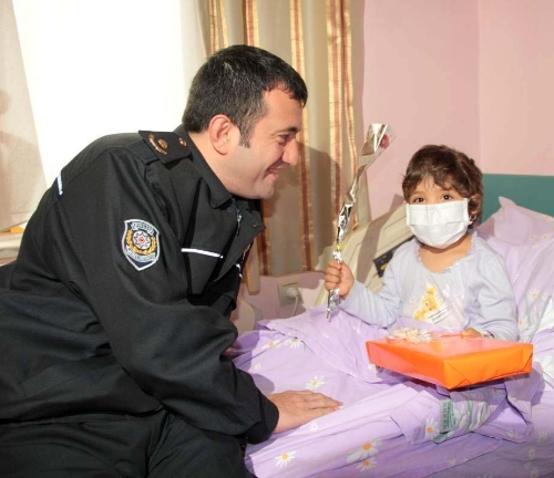 Polis, hastanedeki çocuklara moral verdi