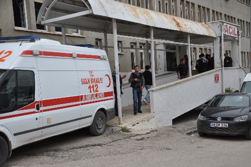 Polis memuru, yol kesen teröristlerle çatıştı: 3 yaralı