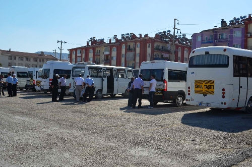 Polis okul servislerini denetledi