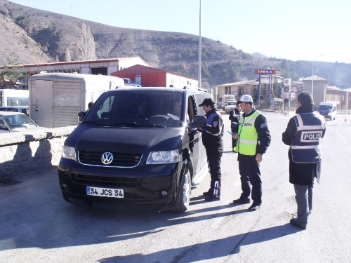 Polis, sürücüleri kış lastiği konusunda bilgilendirdi