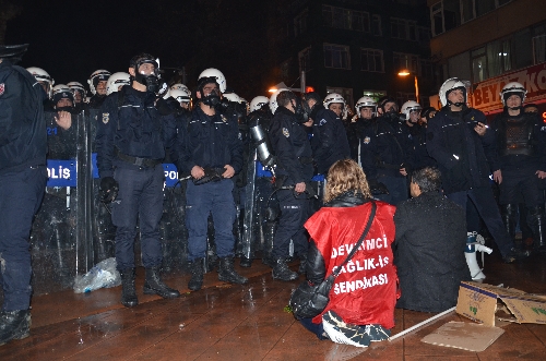 Protesto arbedeye dönüştü, eylemciler gaz ve su kullanılarak dağıtıldı (2)