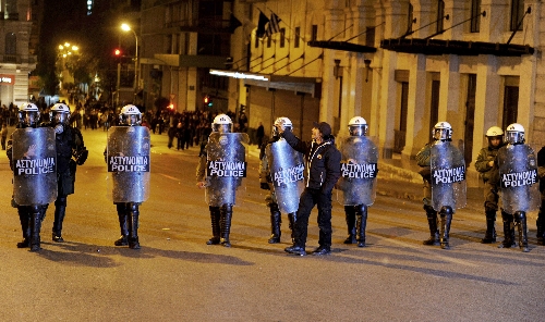 Protestolarla karşılanacak Merkel'i Atina'da 7 bin polis koruyacak