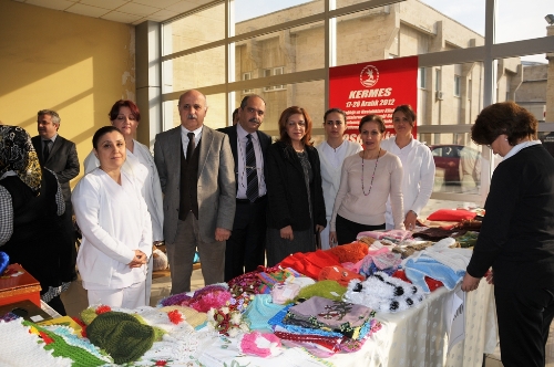 Psikiyatri hastalarının tedavi amaçlı yaptığı ürünler kermeste satılıyor