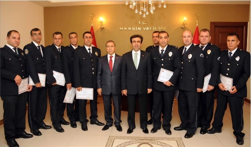 PTT şubesini soyma girişiminde bulunan hırsızları yakalayan polislere takdirname