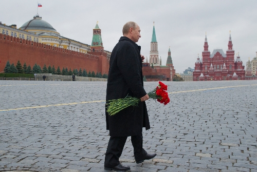 Putin din adamları ile Kızıl Meydan'da