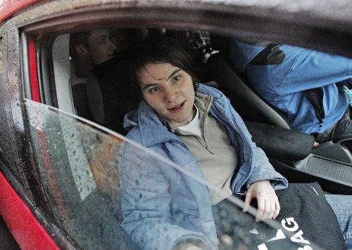 Putin karşıtı eylem yapan punkçı kızlardan biri serbest