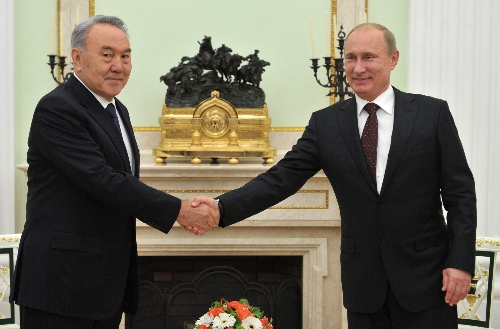 Putin, Nazarbayev'le ortaklığı güçlendirdi; Bolşoy'da tiyatro izledi