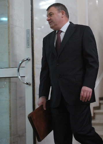Putin, Savunma Bakanı Anatoli Serdyukov'u görevinden aldı