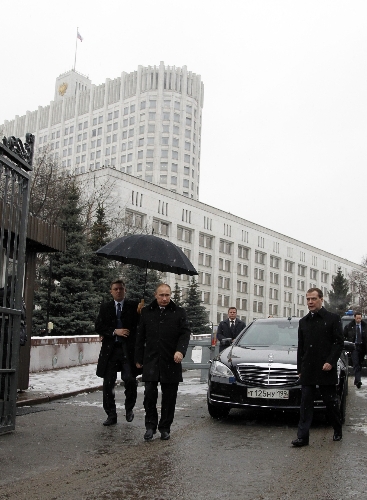 Putin ve Medvedev, reformcu Rus lider Stolıpin'in anıtına çelenk bıraktı