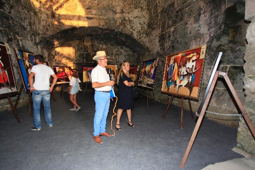Ressam Resuloğlu, 'Renk Çalarlarım' isimli resim sergisini Side'de açtı